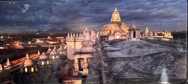 係のおじさまにベストショットの写真を見せてもらいました。<br />奥に火山がきれいに見えています。