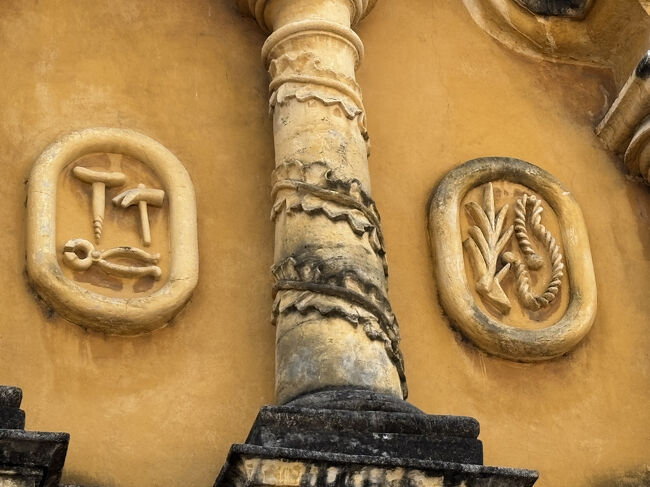 ヨセフの職業である大工にちなんだものや、打たれた鞭や縛った縄などなど。