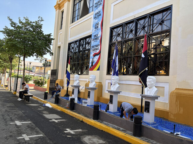 その前に像もあって、一生懸命掃除されていました。