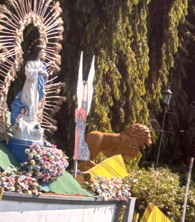 レオンはスペイン語でライオン、という意味なので街のところどころにライオンの像がありました。<br />7時45分から9時5分までレオンを観光して出発しました。