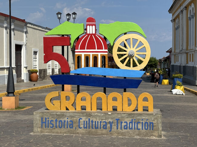 19世紀後半、ウィリアムウォーカーというアメリカ人が大統領になったのですが、アメリカ第一主義が反感を買ってその地位を追われたため、腹いせに火をつけて逃げたそうです。