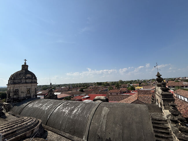 落ち着いた茶色い屋根が続いています。