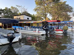 16時50分、ボート乗り場に到着。
クルーズにはあのご夫婦以外の13人が参加しました。