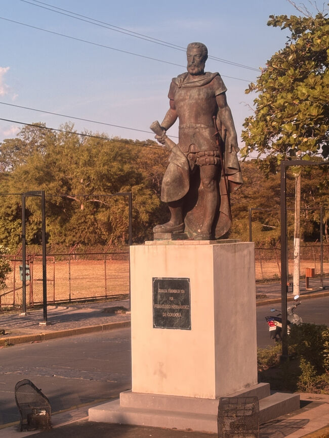 コルドバ像。<br />スペイン人ですが、ニカラグア寄りの立場で、ニカラグアを建国して、レオンやグラナダを作った人物だそうです。