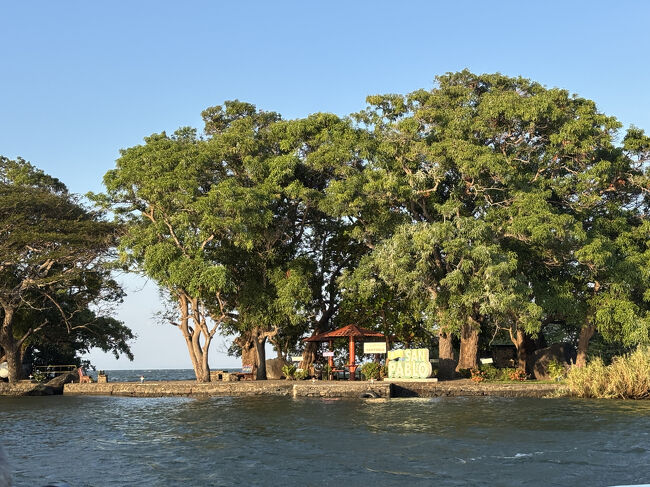 現在は湖に浮かぶ小さな島に別荘があり