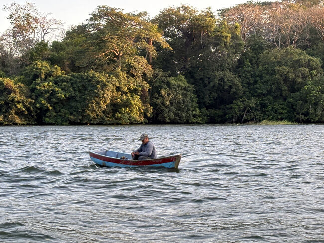 釣りをする現地の人。