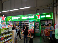スーパーマーケットは、パパイヤスーパーマーケット、Kem Chicks、Grand　Lucky supermarketで酒を購入することができた。同じBentang 500mL, ６缶パックで値段の違いは、kem chickでは209k, papaya 176k, grand lucky 166k。kem chicksは少し高め。写真は一番巨大でアクセスしやすくて、お手頃価格のGrand Lucky。口コミでパパイヤ、kem chicksを入れた。