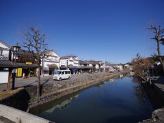 倉敷駅から少し歩いて美観地区へ。
青空に恵まれて白い壁がよく映えています。