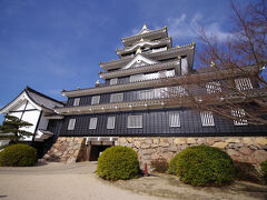 電車で岡山駅へ。
駅からは歩くと距離がありますが、まずはお城へ向かいました。