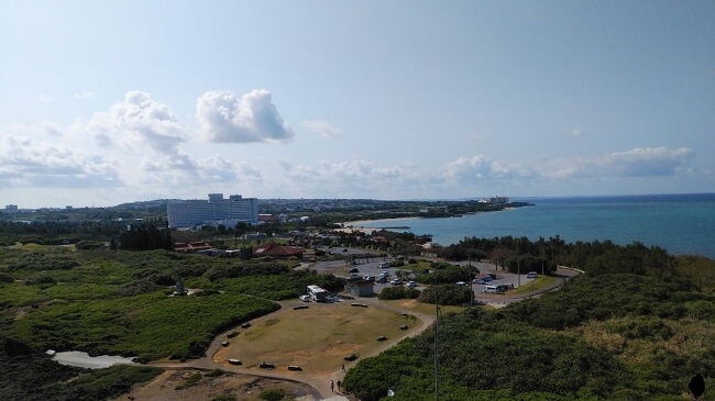 こちらは南側の風景。残波ビーチやリゾートホテルの風景が印象的。<br />また、残波岬公園の広がりもとらえることができた。