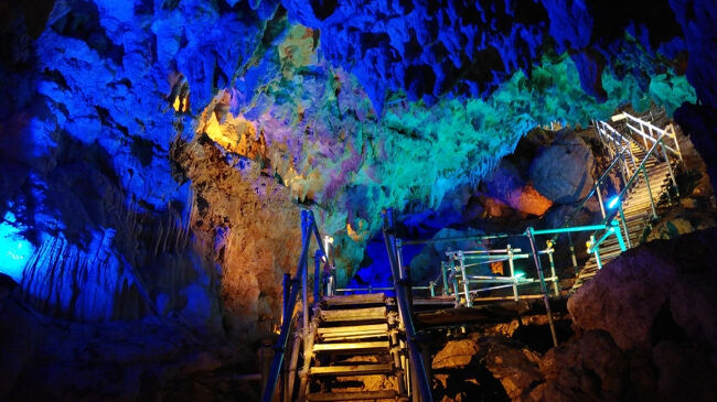 最後のハイライト、出口に向かって登っていく洞内は時間によってさまざまなカラーでのライトアップがなされ、幻想的な風景を感じることができた。