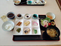 2日目の朝はホテルで。
私は美味しくいただきましたが、好き嫌いの多い子供達には不評。