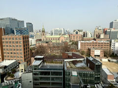 一度ホテルに戻ってちょっと休憩。
ホテルのエレベータホールから明洞聖堂が見えます。