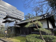 回り込んで見た乾櫓と東門。
乾櫓は石垣の上に建っていますが、本来この位置に石垣はなく、塀も途切れていて不自然。それでも東門と並んでいると、お城らしい感じがします。