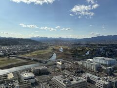 高崎城の西側を守った烏川。北西には榛名山、北東には赤城山、群馬県庁など関東平野の北端部が見渡せます。