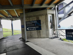 先日はこのまま下へ下りましたけれど、今日はここからもう一本ロープウェーに乗ります。
10:15
往復で50フランです。