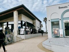 今度は淡路島の反対側（西側）
瀬戸内海に面した
幸せのパンケーキ
本店にきました。
テラス席から見る夕陽が有名とのこと。

テラス席を１週間前にwebで15：30から予約していました。
