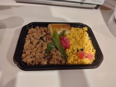 朝食は昨日三越地下街で購入しました。
食べ歩きと聞いていたので少な目に。
柿安の二食弁当です。

食べ歩きでも構わずがっつり食べる人、
寿司は北海道に帰ってからにすれば？と突っ込まれながら寿司を食べる人、
デパ地下のパン屋で買った人、
欲しい物が無かったのかコンビニまで調達に行った人。
それぞれの朝食でした。