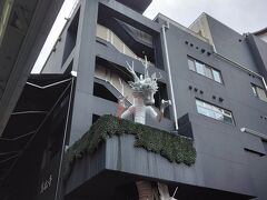 時間によっては動くみたいですし、タイミング悪かった！
白龍というそうで、建物の中は納骨堂なのだそうです。