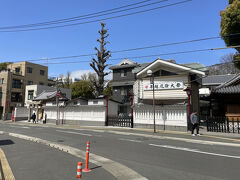 祇園交差点に向かう前にちょっと寄り道しました。JR博多駅近くの若八幡宮のお参りしていくことにしました。博多の厄除け神社として有名です。JR博多駅から徒歩7～8分位のところに閑静な地区に由緒ある神社やお寺がたくさんあります。