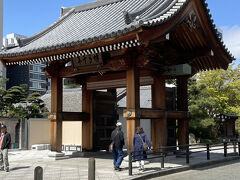 若八幡宮から少し西に歩くと2014年3月に完成した博多千年門があります。ここから承天寺通りになります。寺社の多いエリアへの入口になっています。