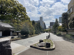 これがJR博多駅近く？と思えるほど閑静な承天寺通りです。しかし桜がないので、祇園交差点から博多の総鎮守櫛田神社に向かいます。