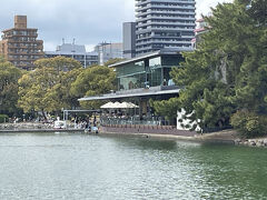舞鶴公園のすぐ西側にある福岡市民の憩いの場、大濠公園にあるボートハウス(ロイヤルガーデンカフェ大濠公園)です。池の北側にあって食事をいただきながら景色が楽しめます。池の周辺には予想以上に桜が少ないので、西公園に向かうことにします。