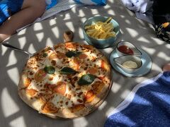 昼ごはん。
マルゲリータとポテト(あわせて1056ペソ税込、レシート紛失で内訳不明)。
ホテル内のレストラン、アズールビーチクラブからデリバリーしてもらった。