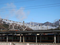 JR大月駅で富士急行線に乗り換えます。
大月駅のホームから山の方を見ると、雲がかなり低い位置にかかっているのが見えました。今日はもっと早朝に山に登っていたら、雲海が見えたかもしれませんね。