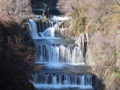 橋の上より。
３日間雨が降り続いたからなのか、いつもなのかは分かりませんが、轟々と爆音が響き、すごい迫力です。
