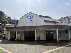 JR横須賀駅に到着。30分くらい乗っていたので、美術館は中心部から結構離れているんですよね。

JR横須賀駅は想像以上に小さくてびっくり。現在の駅舎は1940年に建てられた戦前のもので、階段がない駅として知られているようです。確かにJRに限って考えると珍しいかもしれませんね。