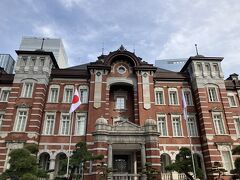 赤レンガの東京駅。
駅舎の前には写真を撮る人たちで賑わっています。