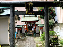 この【榛稲荷神社 】脇に葛飾北斎が娘のお栄と住んでいた