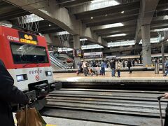 アトーチャ駅からセゴビア行きの列車に乗ります。
改札入る前にここで良いのか案内の人に聞き、改札入ってから何番ホームかを確認し、ホームにいた人にもチケットを見せて合ってるか確認して乗り込みました。