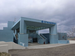 ちょっとほろ酔い気分で県道を蕪島へ向けて歩きます

天気の変化が激しく、雨が降ってきたので途中のこちらで雨宿り
八戸市水産科学館マリエント