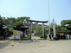 鶴岡公園にはすぐに到着しました。
ただ、目的地は公園内のどこにあるのだろう…。
まず目についたのは荘内神社。
明治10（1877）年創建。庄内藩主酒井家の4人の先祖を御祭神として祀っているそう。