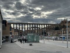 ホテルを出て左側にはもう、目的にしていた水道橋。
思った以上に大きい。