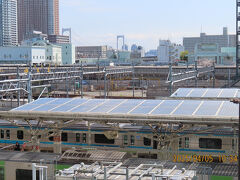 京浜東北線と山手線の車両を見降ろしながら、向こうにレインボーブリッジも見えますね。