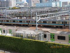 高輪ゲートウェイ駅は同じ方面へ並走している山手線と京浜東北線が別々の島のホームになっていて、他駅のような同じ島にないので、予めどちらの線に乗るのか決めてホームへ向かうことになり、少々不便さを感じました。