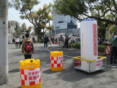 大阪市内で桜の一番の名所、造幣局の桜の通り抜けまでやって来ました。交通規制中です