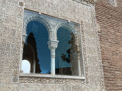 アルハンブラ宮殿のナスル宮殿を出ると　パルタル庭園が　あって　それも素敵で　
ついつい　散策してしまう。。