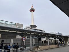 さすが観光都市の京都
観光案内員が大勢いて外国人観光客に対応している

京セラ美術館にはバスがおすすめと教えて頂きバスターミナルへ

京都タワーはまだあった