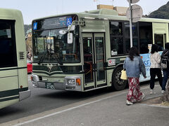 京都市バスは一律230円

下車の時にSuicaで支払い