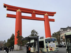 赤い鳥居は平安神宮への参道