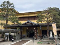 湯元かめ乃湯で日帰り温泉をしました。単純硫黄泉で、ほのかに硫黄臭がします。とても良い泉質でした。地元の方が多く来ていました。