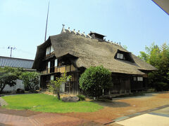 旧渋谷家住宅

重要文化財
1822（文政5）年創建、1965（昭和40）年鶴岡市（旧朝日村）田麦俣より移築
カブト造りといわれる均整のとれた美しい茅葺き屋根が特徴