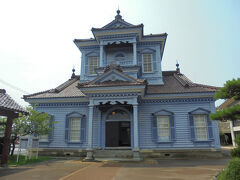 旧鶴岡警察署庁舎
こちらが玄関。

創建：1884（明治17）年　移築：1957（昭和32）年
重要文化財
設計は大工棟梁の高橋兼吉。

擬洋風建築
外部窓廻りなどはルネッサンス様式、屋根の大棟、破風妻飾りなどは在来様式。
初代県令三島通庸が明治新政府の威容をあらわすべく建築したそうです。