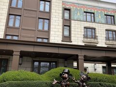 朝起きて、旦那が買って来た包子を朝ごはんに。
従兄がまたテスラで登場し、ディズニーホテルまで送ってくれました。