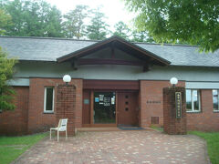 山中湖情報創造館は図書館でした。イスはそれほど多くはなく、奥の机で勉強する人が多かったです。