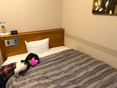 ホテルルートイン浜松西インターにチェックイン！
シングルルーム（セミダブル）に２泊します

今回の旅は予算を抑えるため３泊ともビジホ利用ですが　寝に帰るだけなので充分(^ ^♪

部屋は既に散らかっているのでこの写真のみ～
普通のルートインです
ルートインは大浴場があるのが高ポイント♪